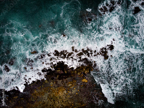 orilla del mar, océano junto a piedras. Con dron © Carlos