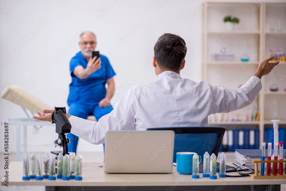 Obraz premium Two male chemists in drugs synthesis concept