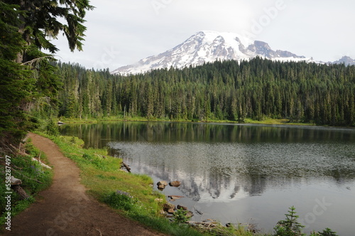 Fototapeta Naklejka Na Ścianę i Meble -  Mount Rainier National Park Lake 