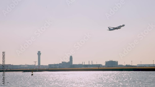 Wallpaper Mural Air Plane Take Off ,HANEDA 羽田空港から離陸する旅客機。東京湾上から撮影。 Torontodigital.ca