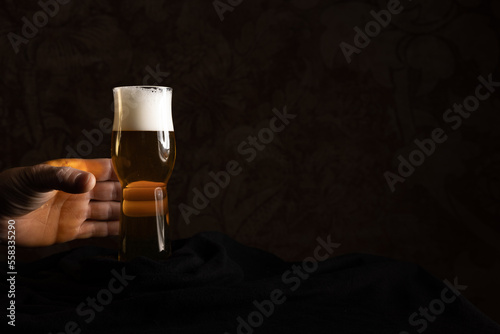 Eine Hand die nach Bier greift