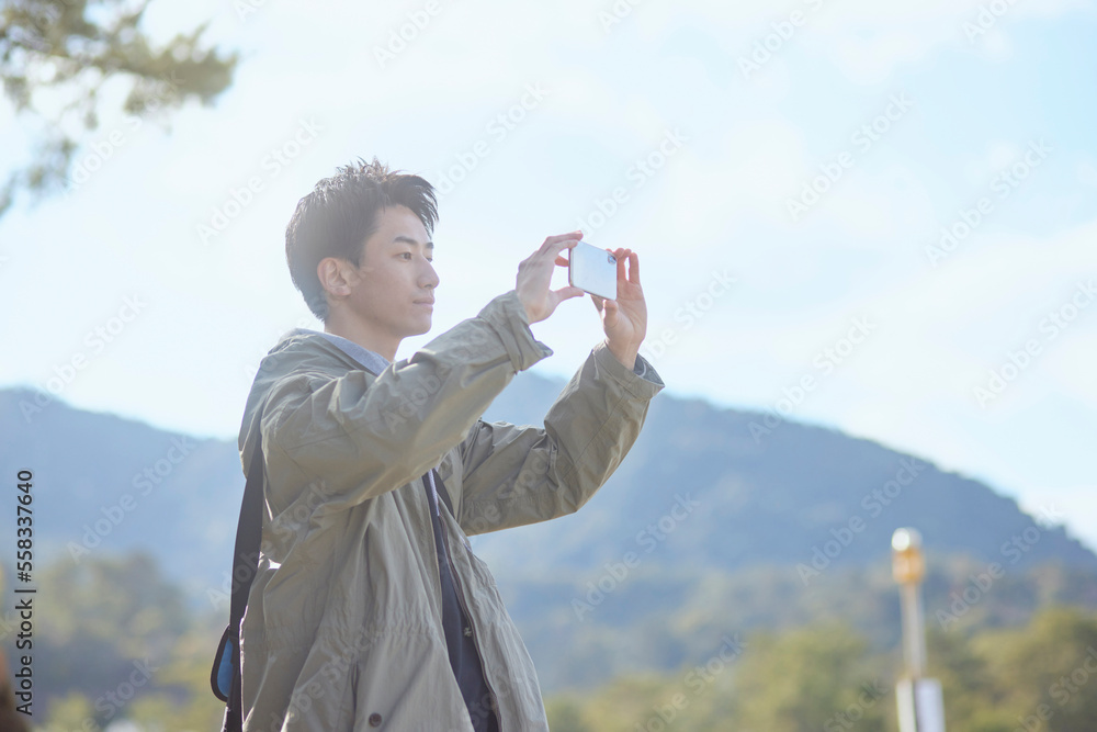 一人旅を楽しむ日本人の男性