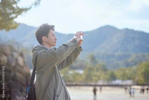 一人旅を楽しむ日本人の男性 photo