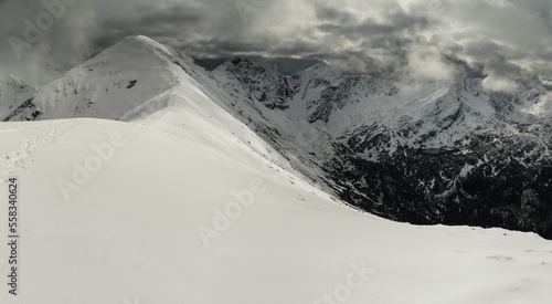 zimowy widok na Wołowiec i Rochacze w Tatrach Zachodnich 