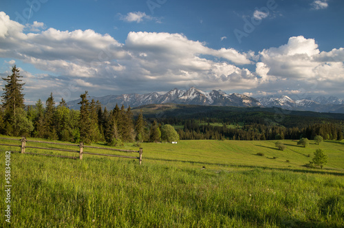 widok na Tatry Bielskie w Łapszance w trakcie burzy