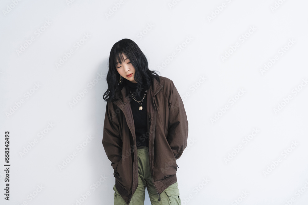 ストリートファッションの若い女性 ストリートファッションの若い女性