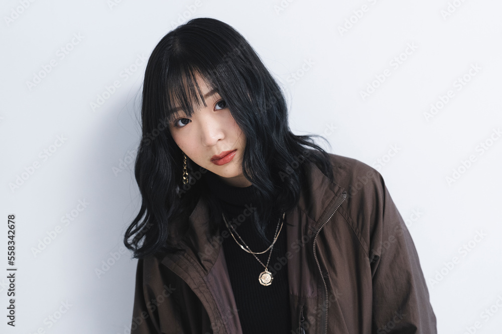 ストリートファッションの若い女性 ストリートファッションの若い女性