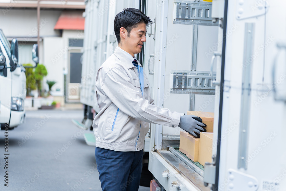 配送作業をする日本人男性 配送作業をする日本人男性