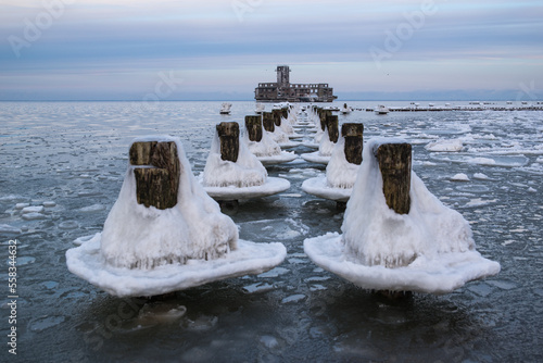 zimowy widok na torpedownię w Babich Dołach w Gdyni photo