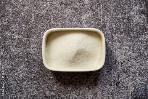 cukier w białej cukierniczce 