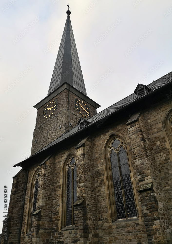 Fototapeta premium St. Peter's church (Petrikirche) in Mülheim Ruhr on a grey day in december