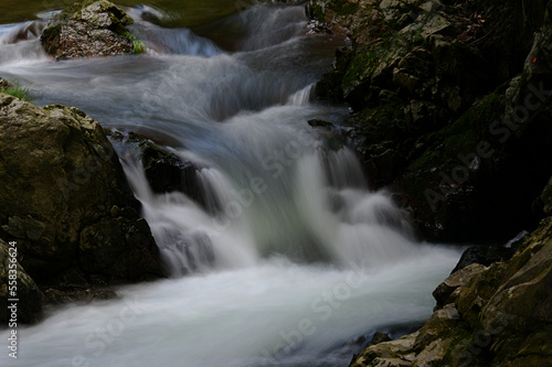自然の中を流れる川の清流と滝