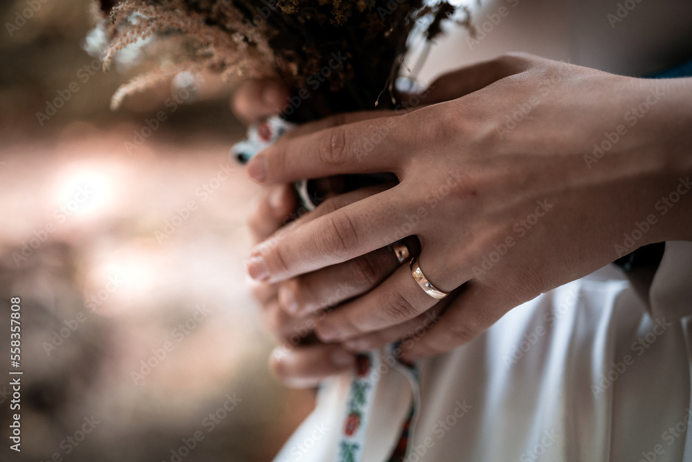 Fototapeta premium detail of the wedding ring on the hand,love