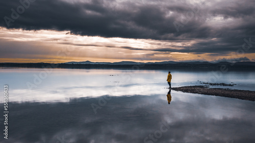 Człowiek nad jeziorem © Maciej