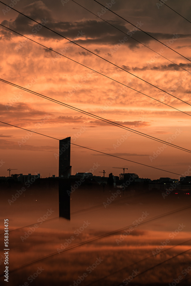 Sky Tower o zachodzie słońca