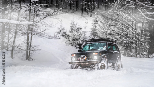 Terenowe auto w śniegu © Maciej
