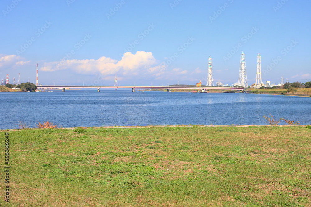 Obraz premium 川沿いの広場