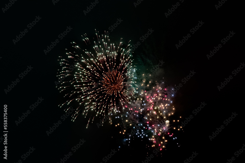 Pyrotechnik und Feuerwerk in der Sivesternacht am schwarzen Himmel. Pyrotechnik und Feuerwerk in der Sivesternacht am schwarzen Himmel.