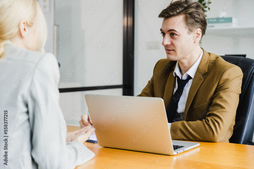 Obraz premium Two colleagues are concentrating and thinking, a man and a woman in business clothes are discussing business strategy