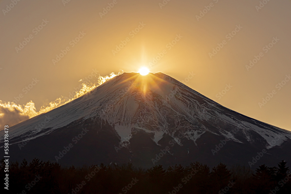 山中湖花の都公園から見たダイヤモンド富士