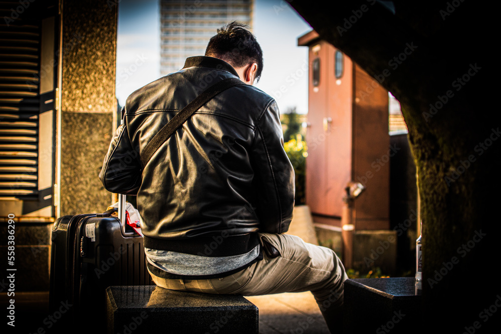 Fotografia do Stock: レザージャケットを着た日本人男性旅行者の