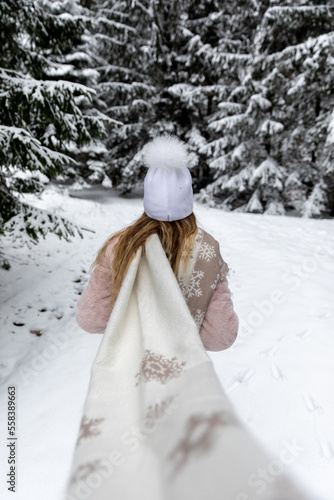 Winter woman walking in sno...