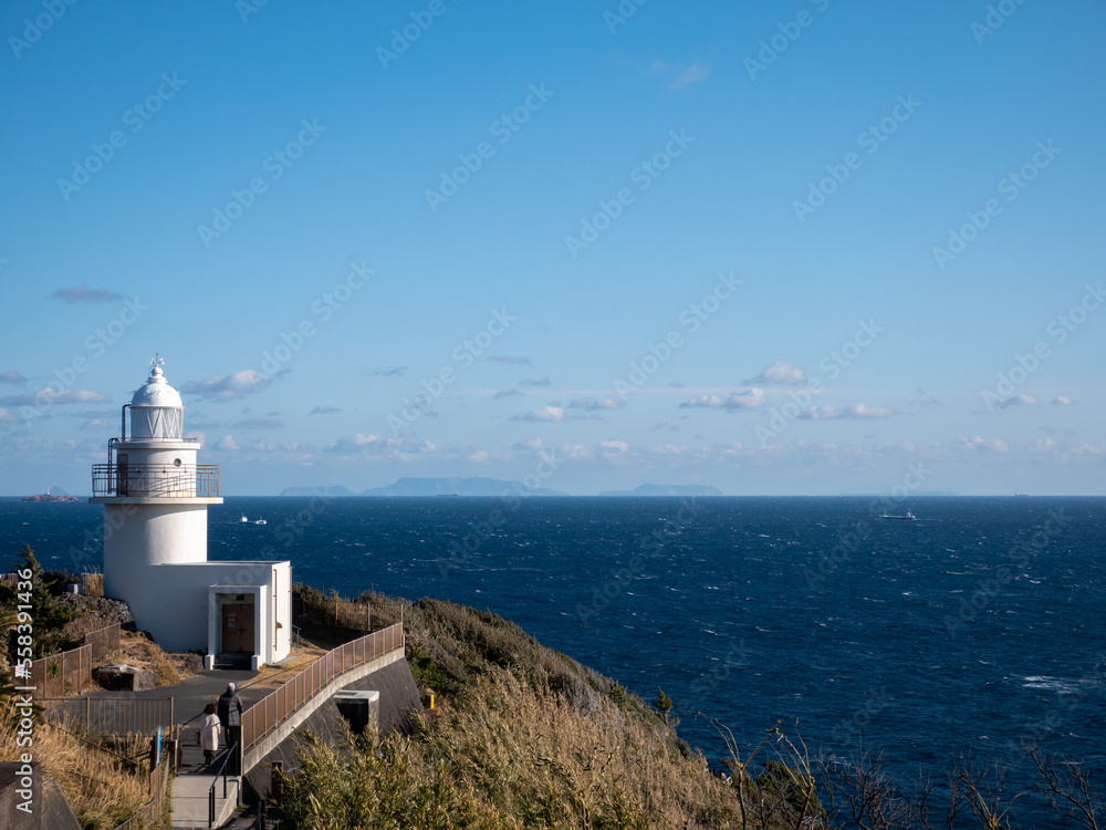 冬の石廊崎灯台　水平線上に伊豆諸島が見える　12月