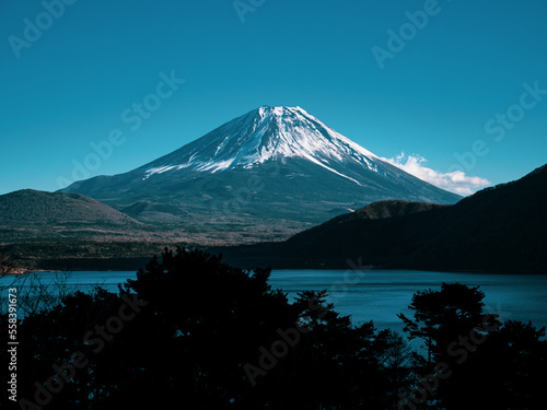 冬の本栖湖からの富士山 12月の夕景