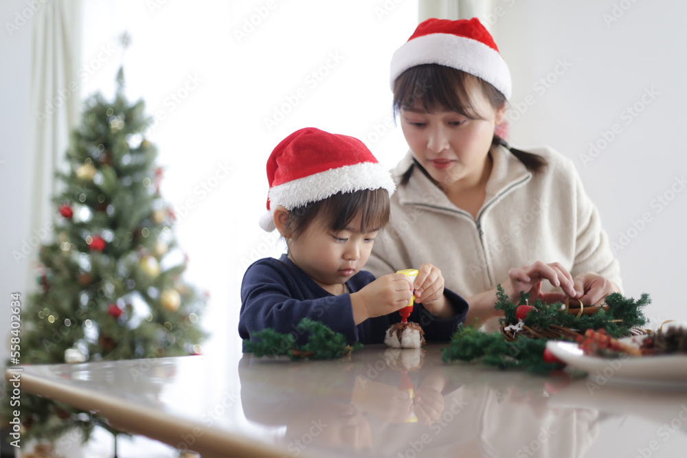 クリスマスリースを手作りする親子 クリスマスリースを手作りする親子