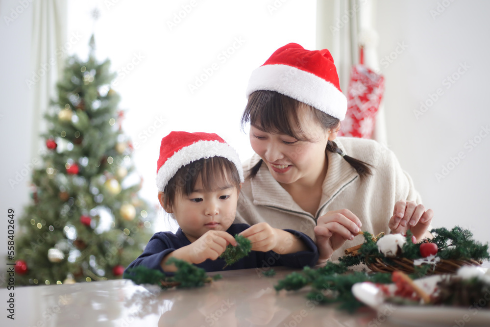 クリスマスリースを手作りする親子