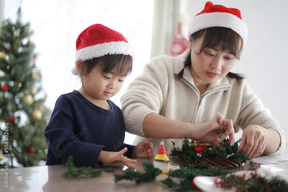 クリスマスリースを手作りする親子 クリスマスリースを手作りする親子