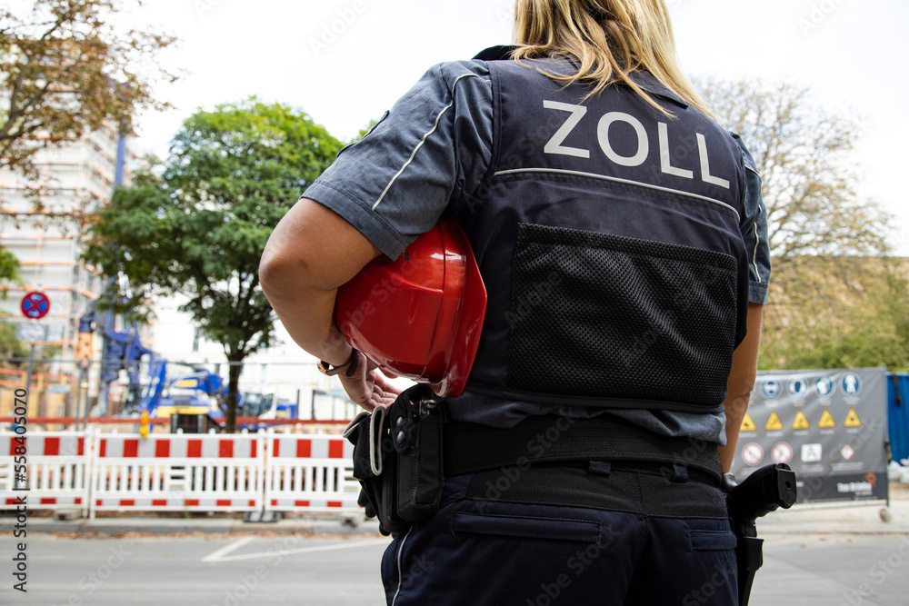 Obraz premium Zollbeamtin bei der Arbeit