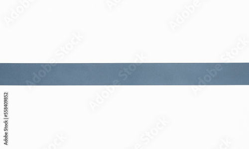 Ruban de satin pour paquet cadeau de couleur bleu, isolé sur du fond blanc. Arrière-plan avec un ruban à plat sur fond blanc.	