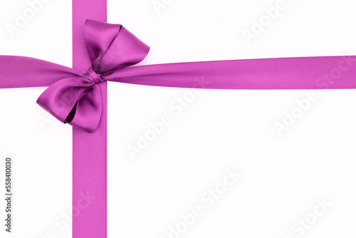 Nœud de ruban de satin pour paquet cadeau de couleur violet, isolé sur du fond blanc. Arrière-plan avec nœud en ruban sur fond blanc.