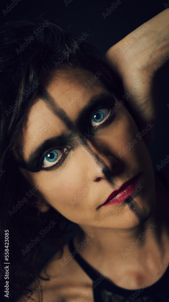 vikinga, mujer, bailarina, actitud, intérprete, ejercicio, mirada, ojos azules, acrobacia, azul