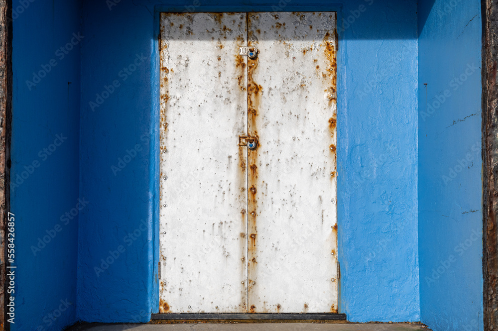 Naklejka premium Blue beach hut with silver metal doors at Bexhill-on-Sea, East Sussex, England