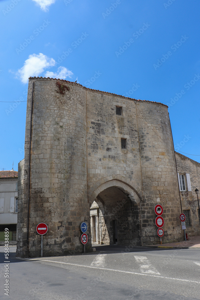 Charente-Maritime - Pont-l'Abbé-d'Arnoult - Poterne des fortifications de la ville