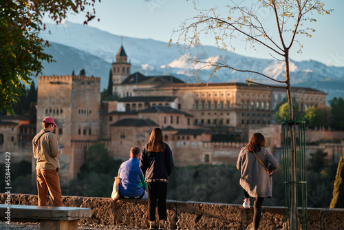 Poeple looking the Alhambra © Noe Lcs