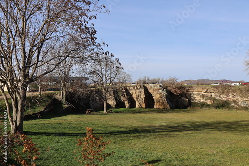 Ancienne carrière d'arkose transformée en parc public, village de Montpeyroux, département du Puy de Dome, France photo