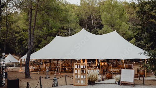 Réception de mariage sous une tente nomade champêtre chic dans la forêt photo