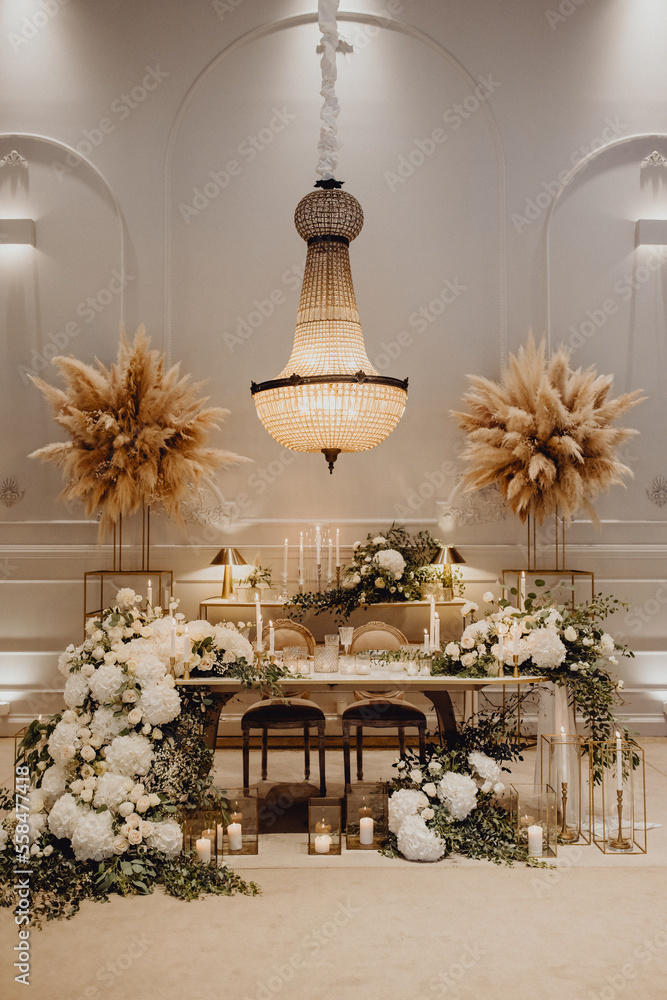 Obraz premium Table des mariés fleurie et illuminée à la bougie pour le dîner