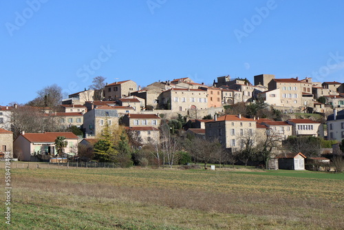 Vue d'ensemble du village, village de Montpeyroux, département du Puy de Dome, France photo