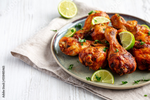 Foto Homemade Grilled Jerk Chicken with Lime on a Plate, low angle view