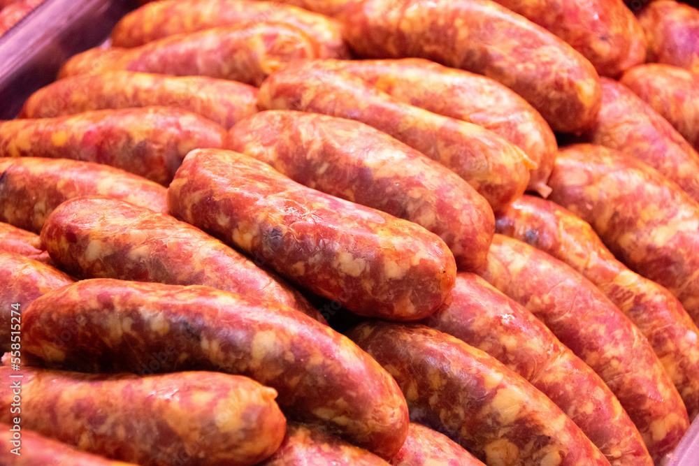Gros plan sur des saucisses crues dans une boucherie Gros plan sur des saucisses crues dans une boucherie