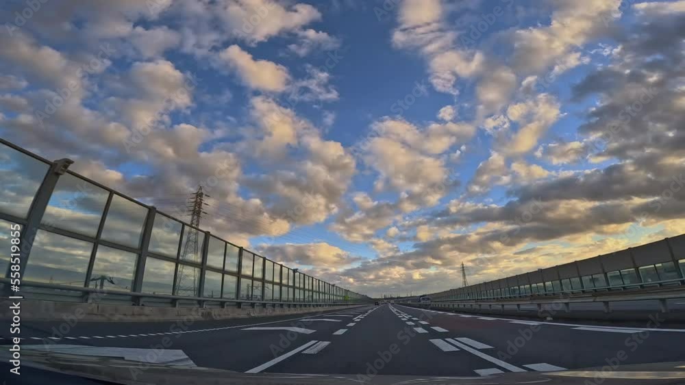 高速道路を走る車の運転席からの景色 高速道路を走る車の運転席からの景色