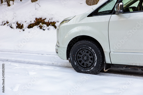 徳島県三好市の雪道と自動車