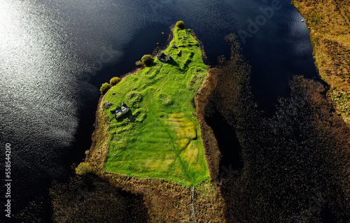 Foto Finlaggan historic site on island of Eilean Mor in Loch Finlaggan, Islay, Inner Hebrides, Scotland