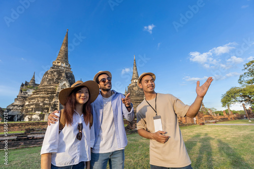 Fotografija Thai local tour guide is explaining the history of old Siam to the couple of tou