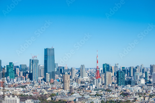 日本の首都東京都の東京タワーと街並み © Kazu8