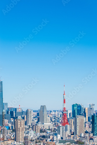 日本の首都東京都の東京タワーとビル郡